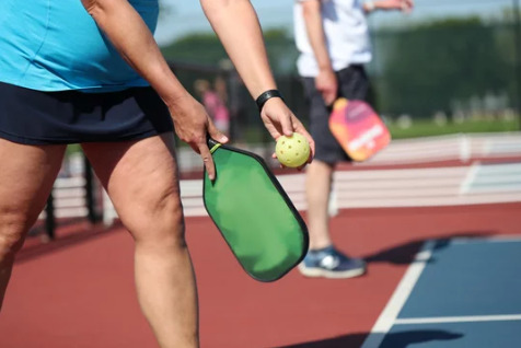 How to hold a pickleball paddle?