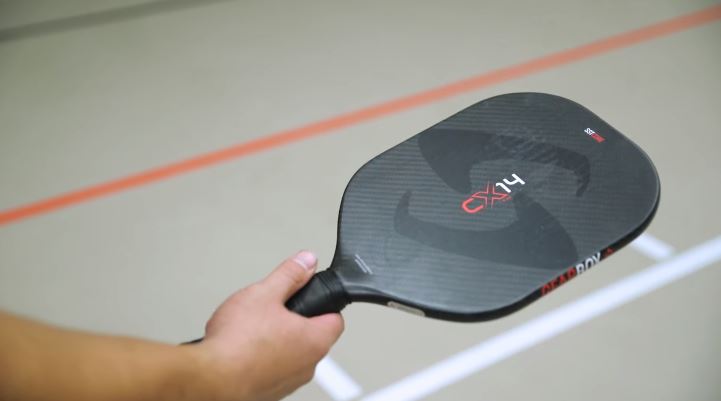 How to hold a pickleball paddle?