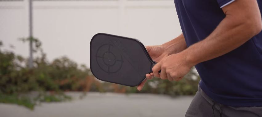 How to clean pickleball paddle grip