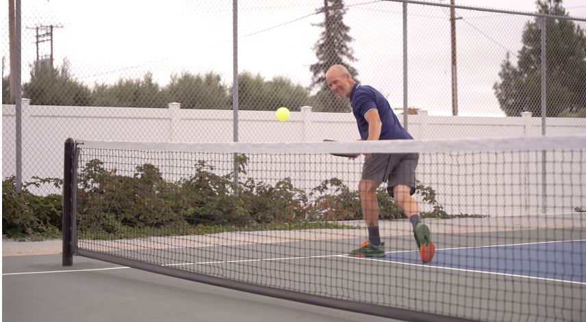 How to clean pickleball paddle grip
