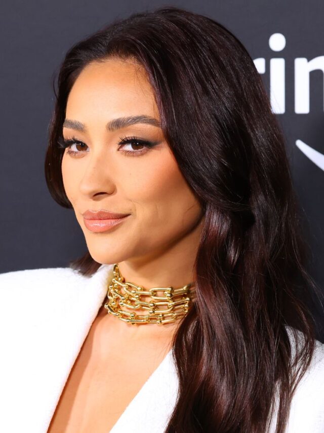 Shay Mitchell’s Latest Core Workout Requires Serious Oblique and Shoulder Strength